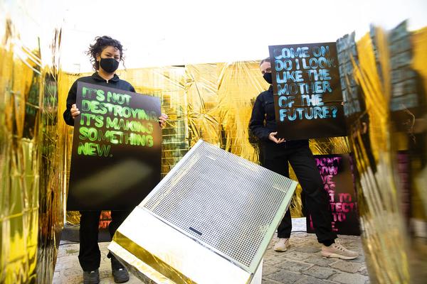 "Is this the real life? Is this just fantasy?" Temporäre Kunstprojekte im öffentlichen Raum der Josefstadt (Josefstädter Plätzefest, 18.9.2020) https://www.koer.or.at/projekte/josefstaedter-plaetzefest | Foto: eSeL Foto: eSeL.at - Lorenz Seidler