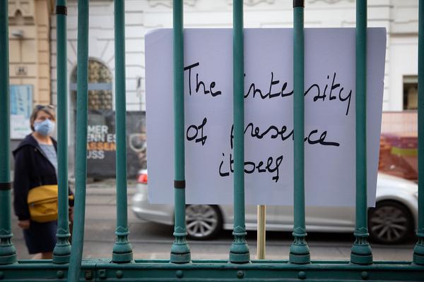 "Is this the real life? Is this just fantasy?" Temporäre Kunstprojekte im öffentlichen Raum der Josefstadt (Josefstädter Plätzefest, 18.9.2020) https://www.koer.or.at/projekte/josefstaedter-plaetzefest | Foto: eSeL Foto: eSeL.at - Lorenz Seidler