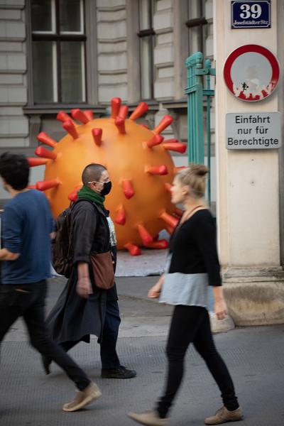 "Is this the real life? Is this just fantasy?" Temporäre Kunstprojekte im öffentlichen Raum der Josefstadt (Josefstädter Plätzefest, 18.9.2020) https://www.koer.or.at/projekte/josefstaedter-plaetzefest | Foto: eSeL Foto: eSeL.at - Lorenz Seidler