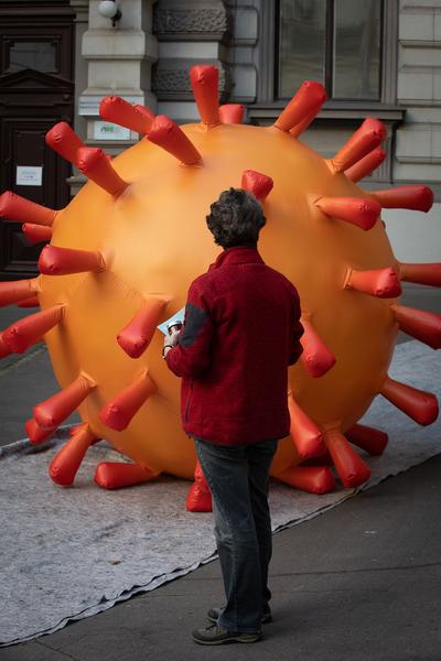 "Is this the real life? Is this just fantasy?" Temporäre Kunstprojekte im öffentlichen Raum der Josefstadt (Josefstädter Plätzefest, 18.9.2020) https://www.koer.or.at/projekte/josefstaedter-plaetzefest | Foto: eSeL Foto: eSeL.at - Lorenz Seidler