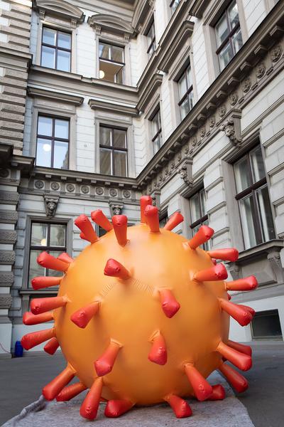 "Is this the real life? Is this just fantasy?" Temporäre Kunstprojekte im öffentlichen Raum der Josefstadt (Josefstädter Plätzefest, 18.9.2020) https://www.koer.or.at/projekte/josefstaedter-plaetzefest | Foto: eSeL Foto: eSeL.at - Lorenz Seidler