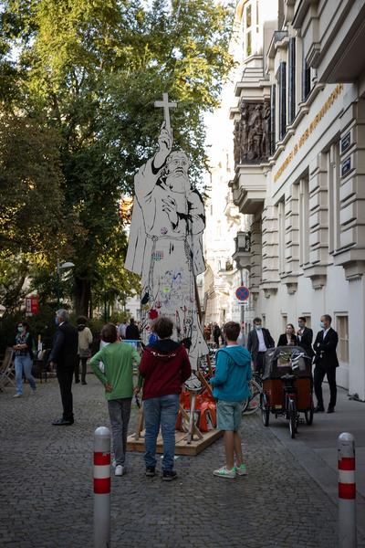 "Is this the real life? Is this just fantasy?" Temporäre Kunstprojekte im öffentlichen Raum der Josefstadt (Josefstädter Plätzefest, 18.9.2020) https://www.koer.or.at/projekte/josefstaedter-plaetzefest | Foto: eSeL Foto: eSeL.at - Lorenz Seidler