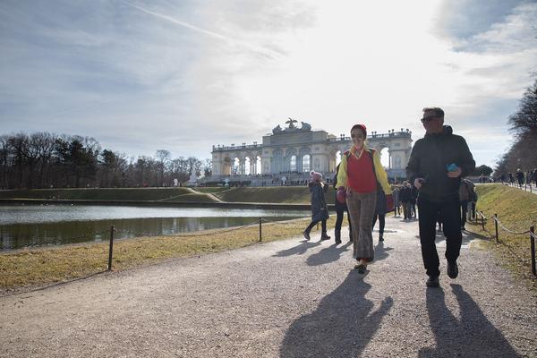 Barbara Kraus: Johnny geht spazieren (15.2.2020, Schlosspark Schönbrunn) https://tqw.at/event/johnny-geht-spazieren-kraus | Foto: eseL Foto: eSeL.at - Lorenz Seidler