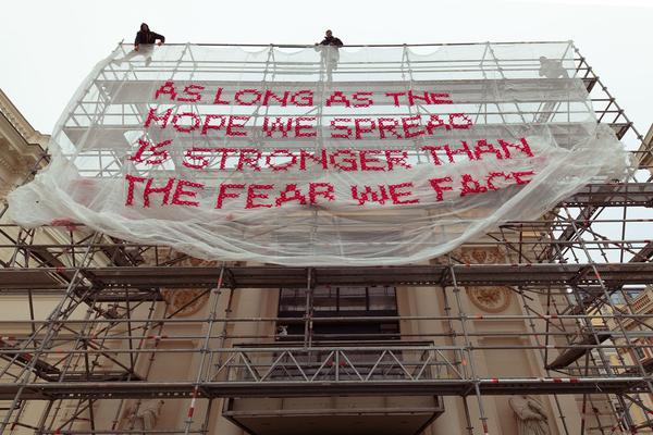Künstlerhaus Wien: Katharina Cibulka - SOLANGE/AS LONG AS (Enthüllung / Aufbau, 1.12.2020) https://esel.at/termin/107783/solange-as-long-as-am-gebude-des-knstlerhauses | Foto: eSeL Foto: eSeL.at - Lorenz Seidler