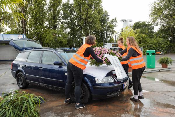KÖR: Mein letztes Auto (Tankstelle, Triester Strasse 104, 18.7.) https://esel.at/termin/106264 | Foto: eSeL.at Joanna Pianka Foto: eSeL.at - Joanna Pianka