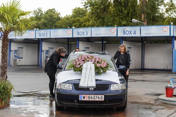KÖR: Mein letztes Auto (Tankstelle, Triester Strasse 104, 18.7.) https://esel.at/termin/106264 | Foto: eSeL.at Joanna Pianka Foto: eSeL.at - Joanna Pianka