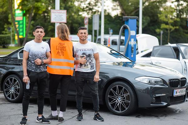 KÖR: Mein letztes Auto (Tankstelle, Triester Strasse 104, 18.7.) https://esel.at/termin/106264 | Foto: eSeL.at Joanna Pianka Foto: eSeL.at - Joanna Pianka