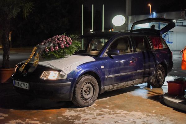 KÖR: Mein letztes Auto (Tankstelle, Triester Strasse 104, 18.7.) https://esel.at/termin/106264 | Foto: eSeL.at Joanna Pianka Foto: eSeL.at - Joanna Pianka