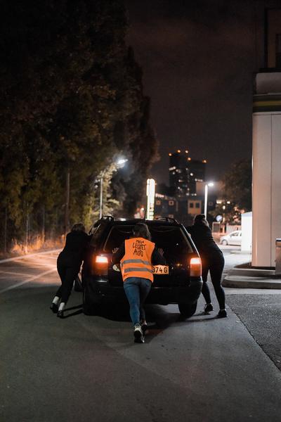 KÖR: Mein letztes Auto (Tankstelle, Triester Strasse 104, 18.7.) https://esel.at/termin/106264 | Foto: eSeL.at Joanna Pianka Foto: eSeL.at - Joanna Pianka