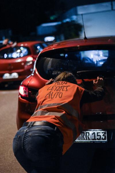 KÖR: Mein letztes Auto (Tankstelle, Triester Strasse 104, 18.7.) https://esel.at/termin/106264 | Foto: eSeL.at Joanna Pianka Foto: eSeL.at - Joanna Pianka