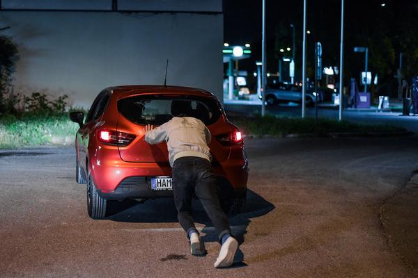 KÖR: Mein letztes Auto (Tankstelle, Triester Strasse 104, 18.7.) https://esel.at/termin/106264 | Foto: eSeL.at Joanna Pianka Foto: eSeL.at - Joanna Pianka