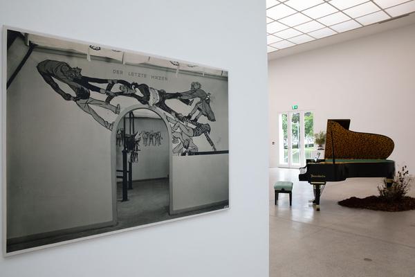 Secession: Verena Dengler. Die Galeristin und der schöne Antikapitalist auf der Gothic G’stettn (Corona Srezessionsession Dengvid-20 🙂) (2.7. - 6.9.2020) https://esel.at/termin/106124 | Foto: eSeL Foto: eSeL.at - Lorenz Seidler