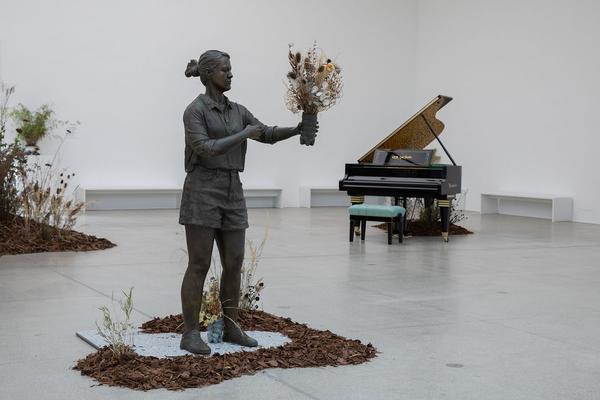 Secession: Verena Dengler. Die Galeristin und der schöne Antikapitalist auf der Gothic G’stettn (Corona Srezessionsession Dengvid-20 🙂) (2.7. - 6.9.2020) https://esel.at/termin/106124 | Foto: eSeL Foto: eSeL.at - Lorenz Seidler