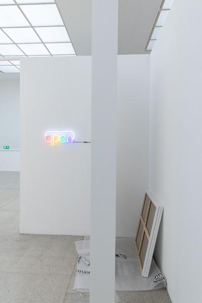 Secession: Verena Dengler. Die Galeristin und der schöne Antikapitalist auf der Gothic G’stettn (Corona Srezessionsession Dengvid-20 🙂) (2.7. - 6.9.2020) https://esel.at/termin/106124 | Foto: eSeL Foto: eSeL.at - Lorenz Seidler