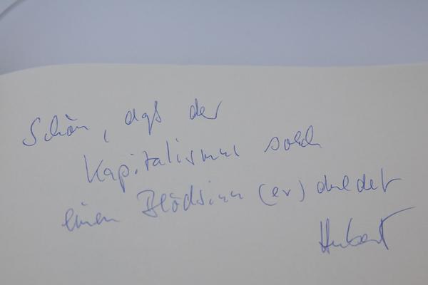 Secession: Verena Dengler. Die Galeristin und der schöne Antikapitalist auf der Gothic G’stettn (Corona Srezessionsession Dengvid-20 🙂) (2.7. - 6.9.2020) https://esel.at/termin/106124 | Foto: eSeL Foto: eSeL.at - Lorenz Seidler