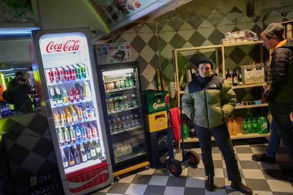 Vienna Dream Spätkauf (9.1. - 21.1.2020, Hofmühlgasse 25)
https://esel.at/termin/104519 | Foto: eSeL Foto: eSeL.at - Lorenz Seidler