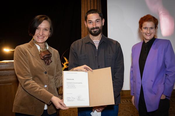 Akademie der Bildenden Künste Wien: Birgit-Jürgenssen-Preis 2021: Aykan Safoğlu (Aula Schillerplatz, Preisverleihung 11.11.2021) Foto: eSeL.at - Lorenz Seidler Foto: eSeL Lorenz Seidler