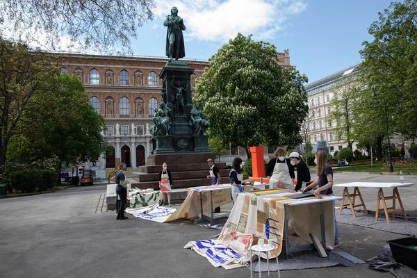 akbild @ Schillerplatz: Bureau Veritas - Laboratory (7.5.2021) https://www.akbild.ac.at/Portal/institute/bildende-kunst/ausstellungen-vermittlung/copy_of_bureau-veritas | Foto: eSeL Foto: eSeL.at - Lorenz Seidler