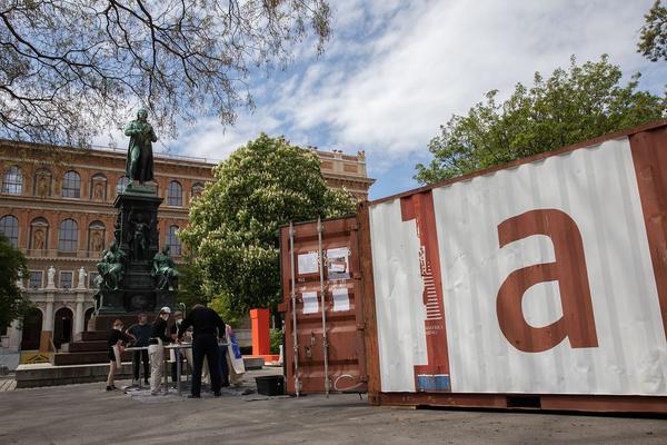 akbild @ Schillerplatz: Bureau Veritas - Laboratory (7.5.2021) https://www.akbild.ac.at/Portal/institute/bildende-kunst/ausstellungen-vermittlung/copy_of_bureau-veritas | Foto: eSeL Foto: eSeL.at - Lorenz Seidler