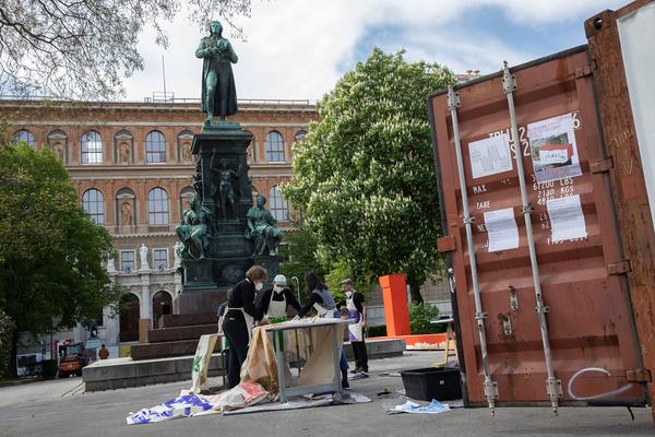 akbild @ Schillerplatz: Bureau Veritas - Laboratory (7.5.2021) https://www.akbild.ac.at/Portal/institute/bildende-kunst/ausstellungen-vermittlung/copy_of_bureau-veritas | Foto: eSeL Foto: eSeL.at - Lorenz Seidler