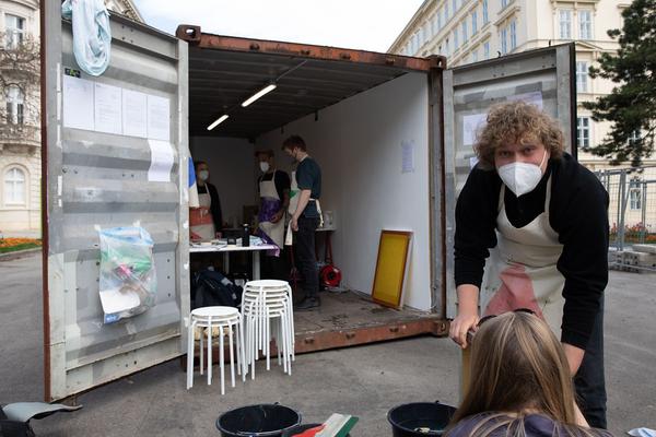 akbild @ Schillerplatz: Bureau Veritas - Laboratory (7.5.2021) https://www.akbild.ac.at/Portal/institute/bildende-kunst/ausstellungen-vermittlung/copy_of_bureau-veritas | Foto: eSeL Foto: eSeL.at - Lorenz Seidler