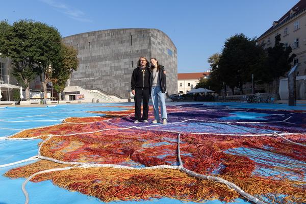 MuseumsQuartier Wien: Janet Echelman - Earth Time 1.78 (Aufbau, 6.9.2021) Foto: eSeL.at - Lorenz Seidler Foto: eSeL Lorenz Seidler