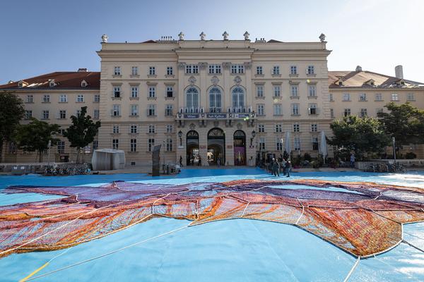 MuseumsQuartier Wien: Janet Echelman - Earth Time 1.78 (Aufbau, 6.9.2021) Foto: eSeL.at - Lorenz Seidler Foto: eSeL Lorenz Seidler