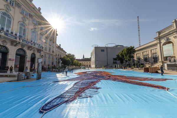 MuseumsQuartier Wien: Janet Echelman - Earth Time 1.78 (Aufbau, 6.9.2021) Foto: eSeL.at - Lorenz Seidler Foto: eSeL Lorenz Seidler