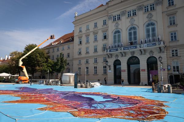 MuseumsQuartier Wien: Janet Echelman - Earth Time 1.78 (Aufbau, 6.9.2021) Foto: eSeL.at - Lorenz Seidler Foto: eSeL Lorenz Seidler