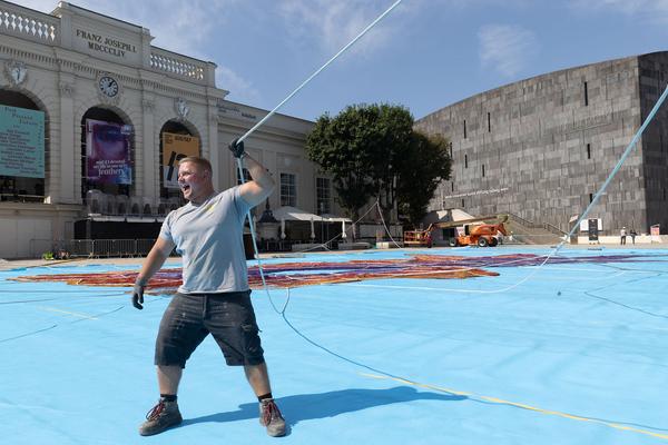 MuseumsQuartier Wien: Janet Echelman - Earth Time 1.78 (Aufbau, 6.9.2021) Foto: eSeL.at - Lorenz Seidler Foto: eSeL Lorenz Seidler