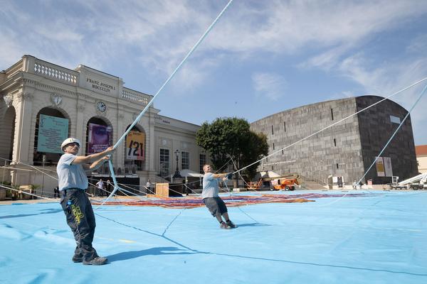 MuseumsQuartier Wien: Janet Echelman - Earth Time 1.78 (Aufbau, 6.9.2021) Foto: eSeL.at - Lorenz Seidler Foto: eSeL Lorenz Seidler