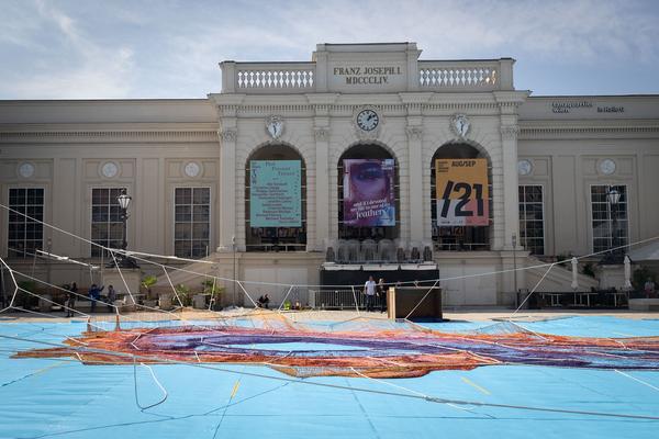 MuseumsQuartier Wien: Janet Echelman - Earth Time 1.78 (Aufbau, 6.9.2021) Foto: eSeL.at - Lorenz Seidler Foto: eSeL Lorenz Seidler