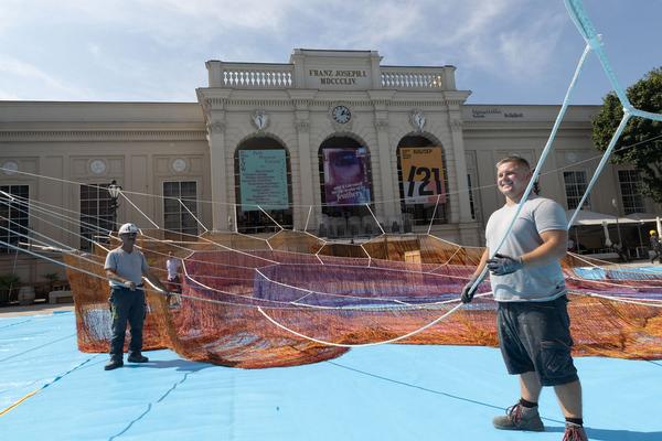 MuseumsQuartier Wien: Janet Echelman - Earth Time 1.78 (Aufbau, 6.9.2021) Foto: eSeL.at - Lorenz Seidler Foto: eSeL Lorenz Seidler