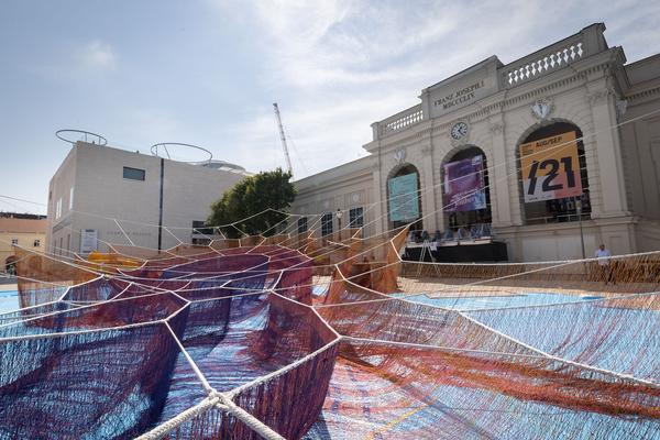 MuseumsQuartier Wien: Janet Echelman - Earth Time 1.78 (Aufbau, 6.9.2021) Foto: eSeL.at - Lorenz Seidler Foto: eSeL Lorenz Seidler