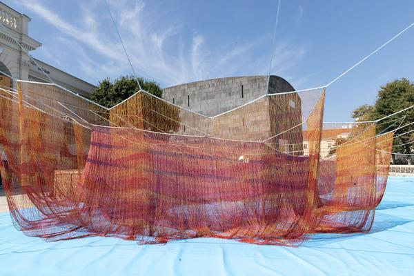 MuseumsQuartier Wien: Janet Echelman - Earth Time 1.78 (Aufbau, 6.9.2021) Foto: eSeL.at - Lorenz Seidler Foto: eSeL Lorenz Seidler