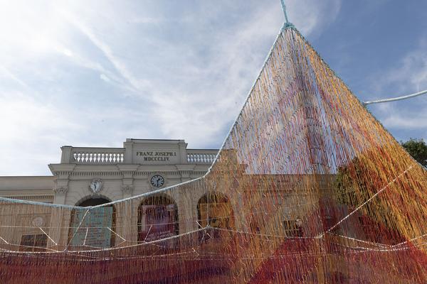 MuseumsQuartier Wien: Janet Echelman - Earth Time 1.78 (Aufbau, 6.9.2021) Foto: eSeL.at - Lorenz Seidler Foto: eSeL Lorenz Seidler
