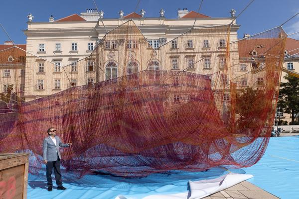 MuseumsQuartier Wien: Janet Echelman - Earth Time 1.78 (Aufbau, 6.9.2021) Foto: eSeL.at - Lorenz Seidler Foto: eSeL Lorenz Seidler