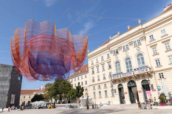 MuseumsQuartier Wien: Janet Echelman - Earth Time 1.78 (Aufbau, 6.9.2021) Foto: eSeL.at - Lorenz Seidler Foto: eSeL Lorenz Seidler