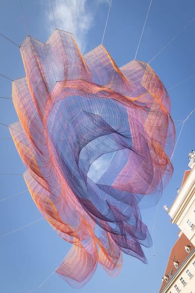 MuseumsQuartier Wien: Janet Echelman - Earth Time 1.78 (Aufbau, 6.9.2021) Foto: eSeL.at - Lorenz Seidler Foto: eSeL Lorenz Seidler