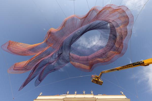 MuseumsQuartier Wien: Janet Echelman - Earth Time 1.78 (Aufbau, 6.9.2021) Foto: eSeL.at - Lorenz Seidler Foto: eSeL Lorenz Seidler