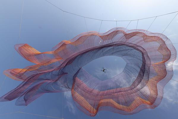 MuseumsQuartier Wien: Janet Echelman - Earth Time 1.78 (Aufbau, 6.9.2021) Foto: eSeL.at - Lorenz Seidler Foto: eSeL Lorenz Seidler