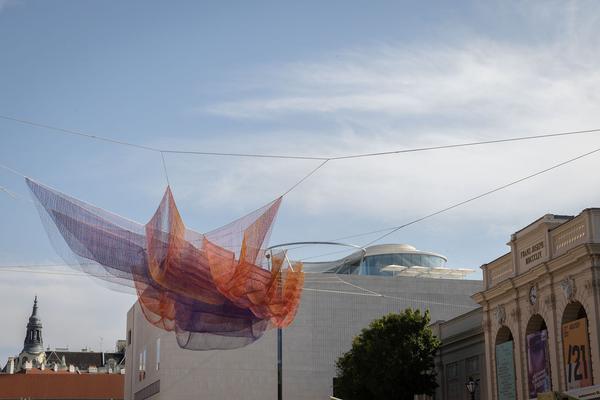 MuseumsQuartier Wien: Janet Echelman - Earth Time 1.78 (Aufbau, 6.9.2021) Foto: eSeL.at - Lorenz Seidler Foto: eSeL Lorenz Seidler