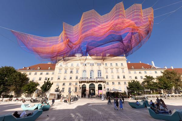 MuseumsQuartier Wien: Janet Echelman - Earth Time 1.78 (ab 7.9.2021) Foto: eSeL.at - Lorenz Seidler Foto: eSeL Lorenz Seidler
