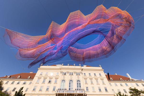 MuseumsQuartier Wien: Janet Echelman - Earth Time 1.78 (ab 7.9.2021) Foto: eSeL.at - Lorenz Seidler Foto: eSeL Lorenz Seidler