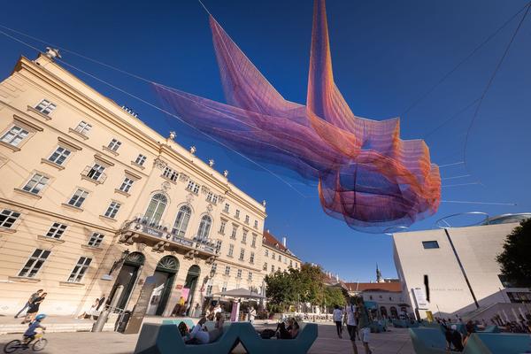 MuseumsQuartier Wien: Janet Echelman - Earth Time 1.78 (ab 7.9.2021) Foto: eSeL.at - Lorenz Seidler Foto: eSeL Lorenz Seidler