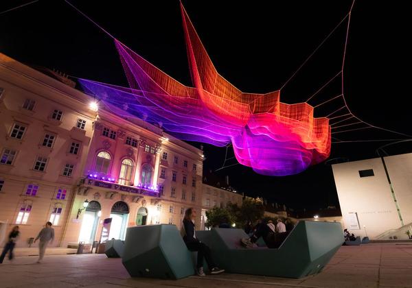 MuseumsQuartier Wien: Janet Echelman - Earth Time 1.78 (ab 7.9.2021) Foto: eSeL.at - Lorenz Seidler Foto: eSeL Lorenz Seidler