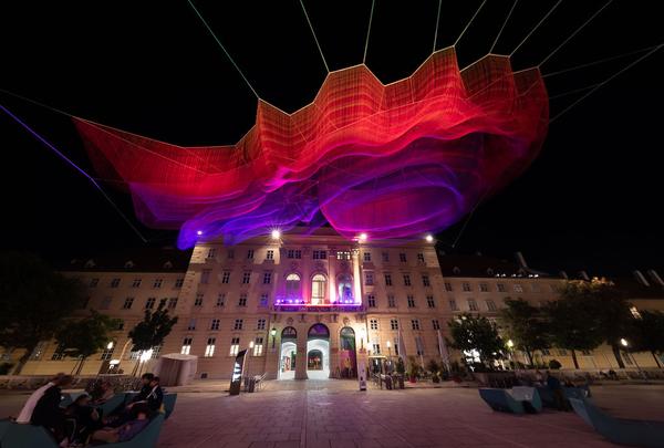 MuseumsQuartier Wien: Janet Echelman - Earth Time 1.78 (ab 7.9.2021) Foto: eSeL.at - Lorenz Seidler Foto: eSeL Lorenz Seidler