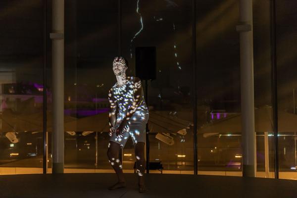 MQ Libelle: Bodymapping - Performance by Thisplay (12.9.2021) Foto: eSeL.at - Lorenz Seidler Foto: eSeL Lorenz Seidler