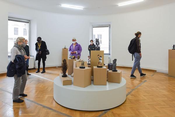 das weisse haus: Lisl Ponger - „Dancing on Thin Ice“ (19.5. - 3.7.2021) https://w.dasweissehaus.at/exhibition/einzelausstellung-dancing-on-thin-ice-von-lisl-ponger | Foto: eSeL.at - Joanna Pianka