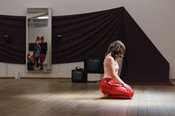Kunsthalle Exnergasse: PASCAL - Performance Veza María Fernández & Christina Lederhaas  - im Rahmen der Ausstellung "love and other rhythms"  (30.6.2021) https://esel.at/termin/109777 | Foto: eSeL.at - Joanna Pianka